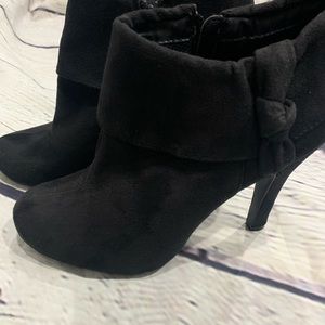 TRAFFIC Black high heels with side bow